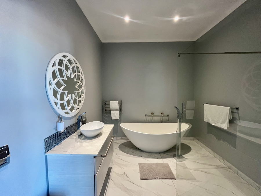 5 Bedroom Property for Sale in Onrus Western Cape